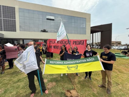 Servidores reunidos em frente à UFGD segurando faixas durante ato de paralisação dos técnico-administrativos em Dourados