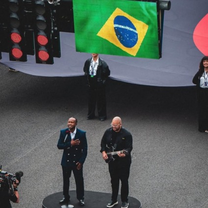 Thiaguinho cantou o hino nacional antes da largada do Grande Prêmio de São Paulo de Fórmula 1 - Foto: Reprodução/Redes Sociais