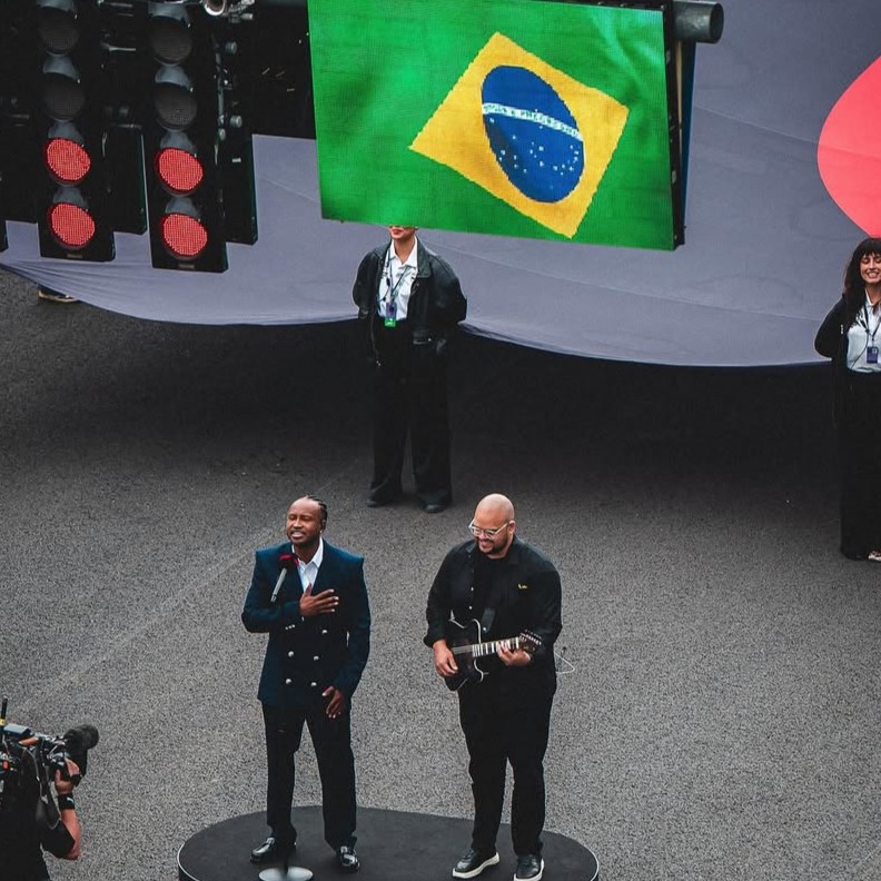 Thiaguinho cantou o hino nacional antes da largada do Grande Prêmio de São Paulo de Fórmula 1 - Foto: Reprodução/Redes Sociais