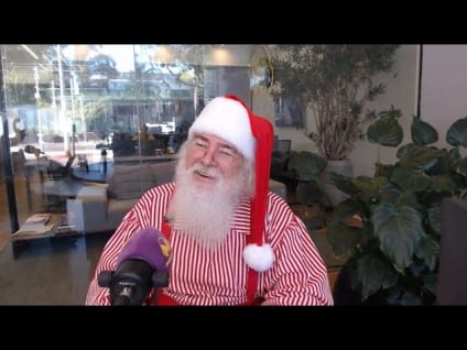 O Papai Noel já está recebendo visitas, de segunda à sábado, das 14h às 22h, e aos domingos, das 1h às 20h, no Shopping Avenida Center / Foto: Massa FM Dourados