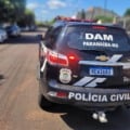 Viatura da Polícia Civil em frente à Delegacia de Atendimento à Mulher de Paranaíba.
