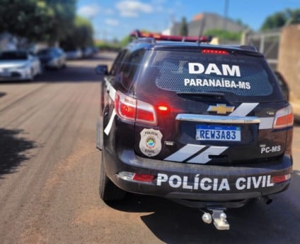 Viatura da Polícia Civil em frente à Delegacia de Atendimento à Mulher de Paranaíba.