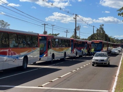 Motoristas de ônibus reunidos em assembleia nas garagens, durante a madrugada, discutindo paralisação em Campo Grande.