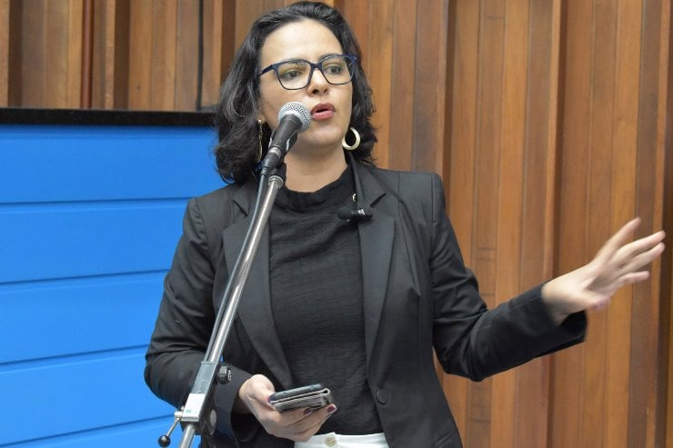 Deputada Gleice Jane em plenário, em pé ao microfone, falando sobre violência política de gênero