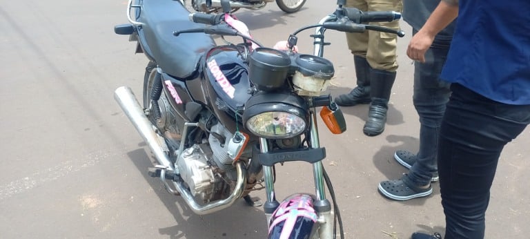 Motociclista fica ferida após colisão com carro na avenida Clodoaldo Garcia