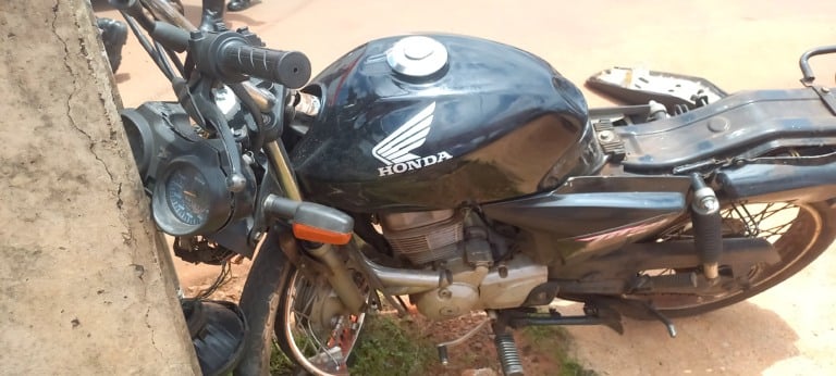 Acidente envolvendo pick-up de borracharia e moto deixa homem gravemente ferido