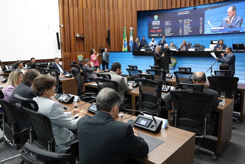 Visão geral do plenário da Alems durante votação, com deputados em seus lugares e painel eletrônico ligado