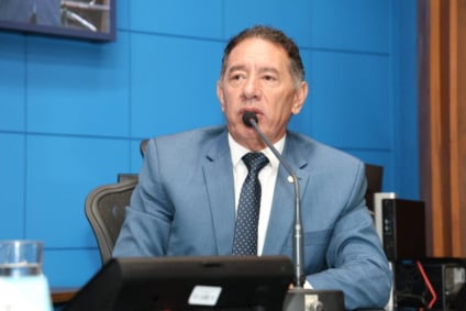 Plenário da Alems com painel aceso enquanto presidente anuncia prêmio de transparência