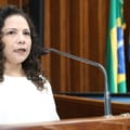 Ana Cláudia Gomes fala ao microfone na tribuna da Alems durante sessão sobre a PEC 38
