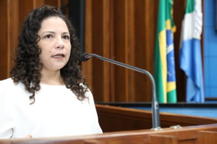 Ana Cláudia Gomes fala ao microfone na tribuna da Alems durante sessão sobre a PEC 38