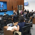 Deputados votando o orçamento 2026 no plenário da ALEMS