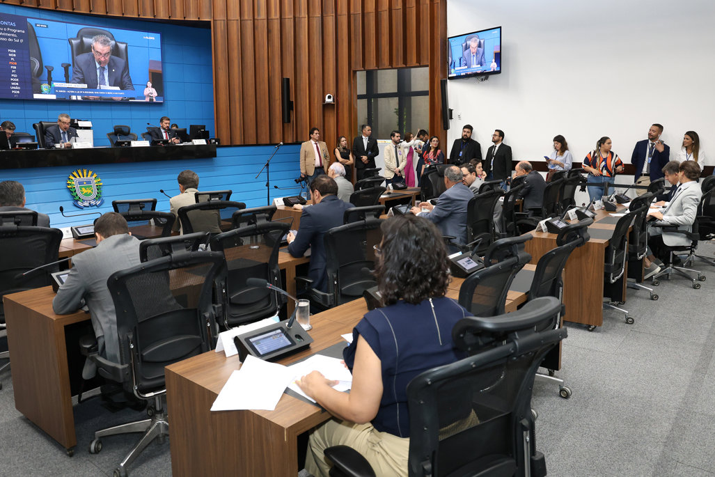 Deputados votando o orçamento 2026 no plenário da ALEMS Deputados votando o orçamento 2026 no plenário da ALEMS