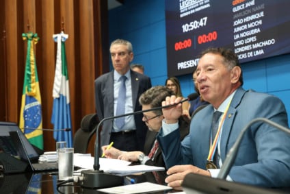 Deputados em discussão sobre o projeto da microrregião de saneamento no plenário