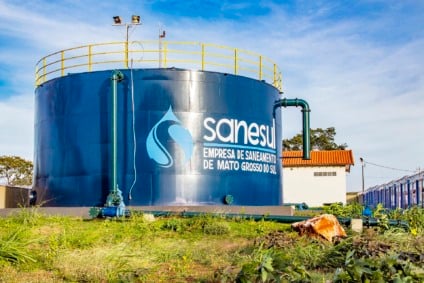 Ambiente de saúde ocupacional com prontuário em branco e itens de exame médico, sugerindo avaliação admissional da Sanesul