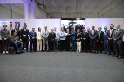 Placa alusiva aos 90 anos de Dourados e os 90% de cobertura da rede de esgoto foi entregue à Câmara de Dourados / Foto: CMD/Reprodução