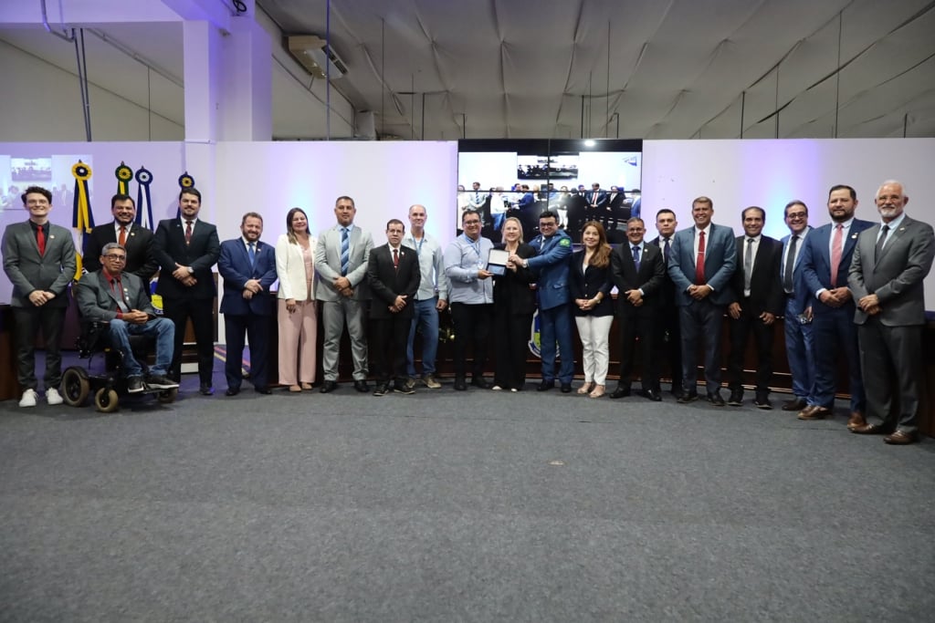 Placa alusiva aos 90 anos de Dourados e os 90% de cobertura da rede de esgoto foi entregue à Câmara de Dourados / Foto: CMD/Reprodução Placa alusiva aos 90 anos de Dourados e os 90% de cobertura da rede de esgoto foi entregue à Câmara de Dourados / Foto: CMD/Reprodução