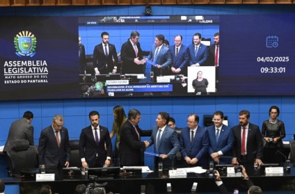 Plenário da Assembleia Legislativa com deputados em votação eletrônica e telão exibindo resultado do orçamento