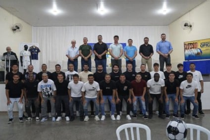 Comissão, jogadores, dirigentes com o prefeito Delegado Cleverson na apresentação realizada no Centro de Convivência do Idoso de Costa Rica / Foto: Fábio Garcia/Costa Rica EC/Reprodução