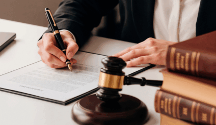 O contato costuma ser feito por telefone (Foto: Reprodução/ Freepik)