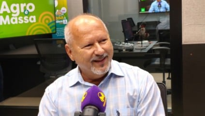 Celso Regis, no estúdio da Rádio Massa Campo Grande ( Foto: Ana Lorena Franco/ Massa CG)