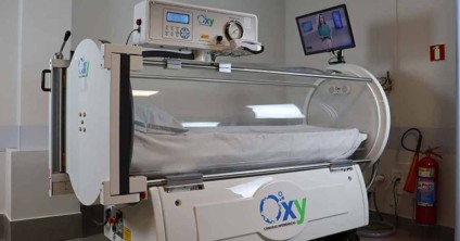 Profissional de saúde prepara paciente em câmara de oxigenoterapia hiperbárica em clínica de Três Lagoas
