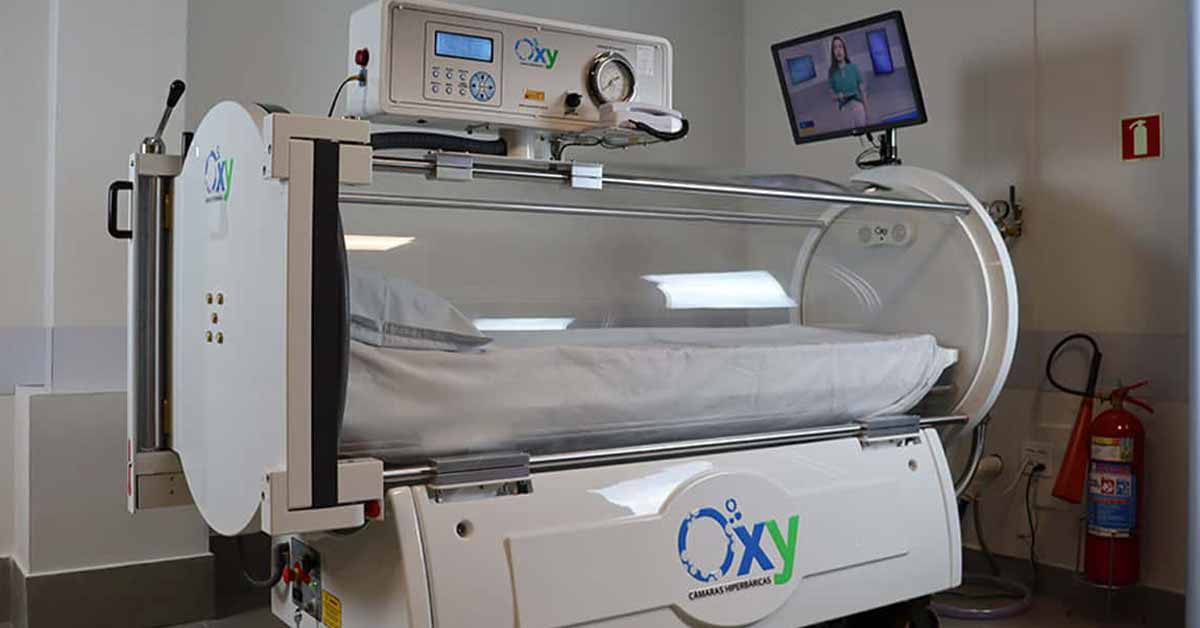 Profissional de saúde prepara paciente em câmara de oxigenoterapia hiperbárica em clínica de Três Lagoas Profissional de saúde prepara paciente em câmara de oxigenoterapia hiperbárica em clínica de Três Lagoas