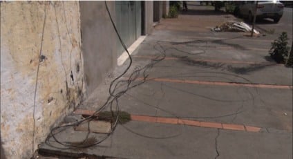 Cabos de energia ficam soltos e colocam em risco moradores da rua Oscar Guimarães