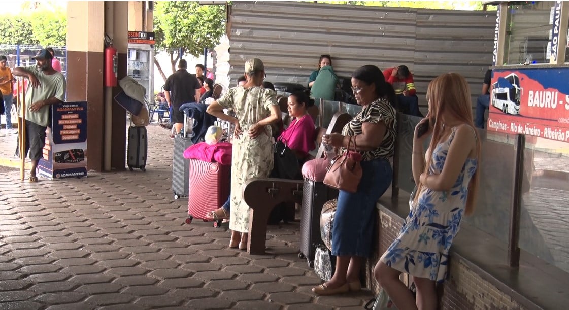 Em nota, a Expresso Adamantina informou que está apurando o ocorrido no Terminal Rodoviário de Três Lagoas e que a equipe de atendimento esteve no local prestando suporte e orientações aos passageiros. Foto: Reprodução/TVC HD. Em nota, a Expresso Adamantina informou que está apurando o ocorrido no Terminal Rodoviário de Três Lagoas e que a equipe de atendimento esteve no local prestando suporte e orientações aos passageiros. Foto: Reprodução/TVC HD.