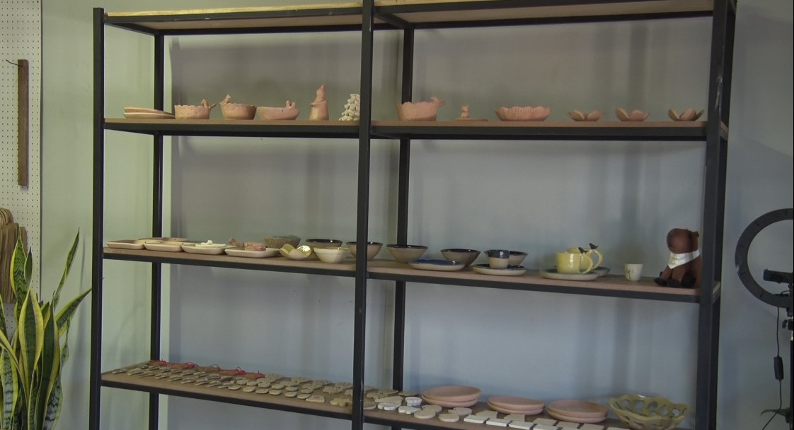 A inauguração acontece no sábado (13), e o ateliê já se prepara para receber moradores e turistas que procuram lembranças artesanais feitas à mão e com identidade três-lagoense. Foto: Reprodução/TVC HD. A inauguração acontece no sábado (13), e o ateliê já se prepara para receber moradores e turistas que procuram lembranças artesanais feitas à mão e com identidade três-lagoense. Foto: Reprodução/TVC HD.