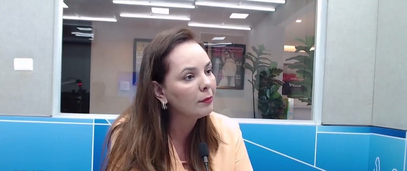 Juliana Salim adiantou que 2026 será o ano da saúde digital em Três Lagoas, com sistemas que permitirão ao paciente acompanhar filas, receber lembretes de consultas e acessar informações sem precisar ir até a unidade. Foto: Reprodução/TVC HD. Juliana Salim adiantou que 2026 será o ano da saúde digital em Três Lagoas, com sistemas que permitirão ao paciente acompanhar filas, receber lembretes de consultas e acessar informações sem precisar ir até a unidade. Foto: Reprodução/TVC HD.