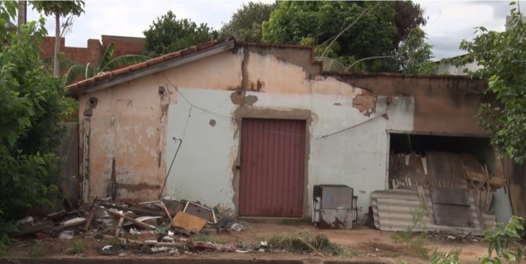 Idoso com problemas mentais vive situação desumana após ser abandonado pela família em Três Lagoas