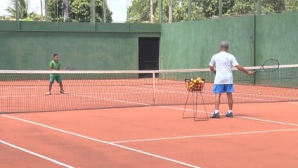 Projeto Pedro Arantes ensina tênis para crianças carentes em Três Lagoas