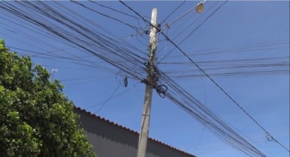 Fios de internet pendurados continuam causando acidentes em Três Lagoas