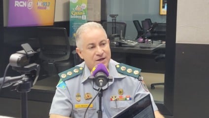 Coronel Elcio Almeida, durante entrevista na rádio Massa (Foto: Rodrigo Moreira/ Massa CG)