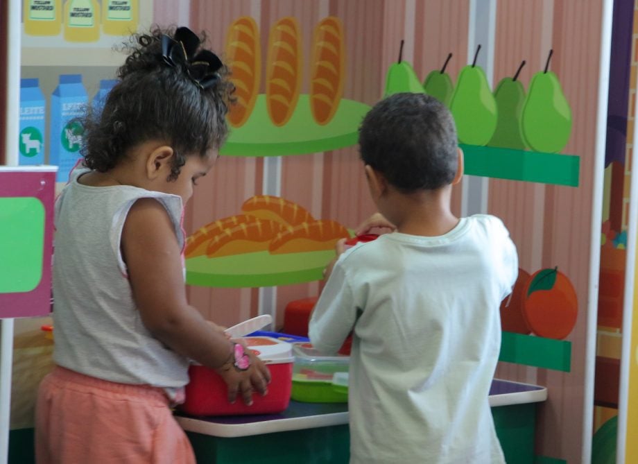 Durante o ano, o projeto também promove ações como festas de aniversário mensais e, no fim do ano, conta com empresas parceiras para a entrega de brinquedos, roupas e calçados aos acolhidos. Foto: Arquivo. Durante o ano, o projeto também promove ações como festas de aniversário mensais e, no fim do ano, conta com empresas parceiras para a entrega de brinquedos, roupas e calçados aos acolhidos. Foto: Arquivo.