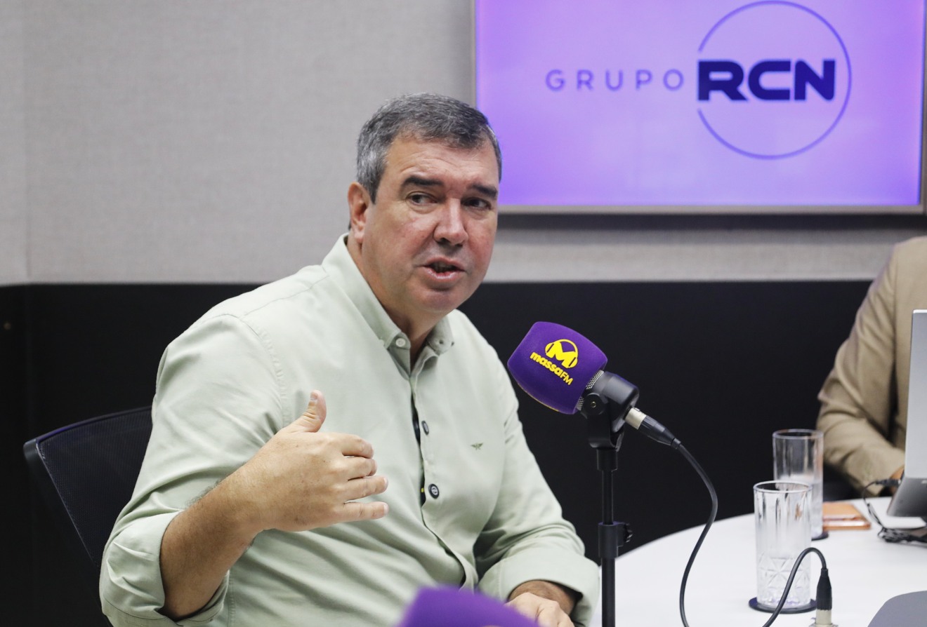 Eduardo Riedel nos estúdios da Massa FM Campo Grande - Foto: Saul Schramm/Governo de MS Eduardo Riedel nos estúdios da Massa FM Campo Grande - Foto: Saul Schramm/Governo de MS
