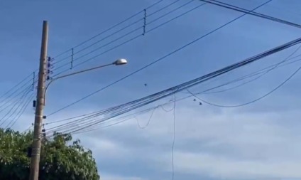 Fios soltos passaram a ser preocupação em Aparecida do Taboado (Foto: Reprodução)