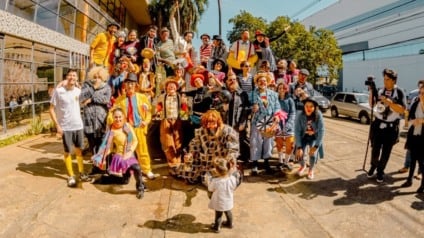 A proposta é quebrar a rotina da cidade e aproximar a população da palhaçaria (Foto: Reprodução/ Vaca Azul)
