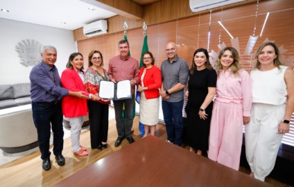 Governador ao centro com o novo decreto. Do seu lado esquerdo Gyselle Tannous, Fabiana Maria das Graças e Antônio José dos Santos. Do seu lado direito os secretários Patrícia Cozzolino, Hélio Daher e Viviane Luiza e Ana Carolina Ali.  Fotos Saul Schramm/Secom