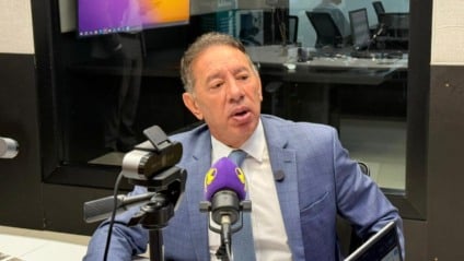 Gerson Claro, no estúdio da rádio Massa Campo Grande (Foto: Adriano Hany/ Massa CG)