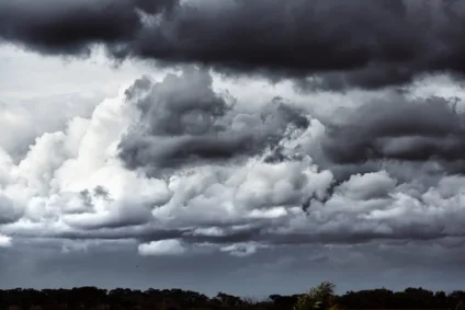 A população deve buscar abrigo seguro durante a tempestade - Foto: Arquivo RCN67