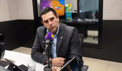 Hudson Garcia, no estúdio da Rádio Massa Campo Grande (Foto: Ana Lorena Franco/ Massa CG)