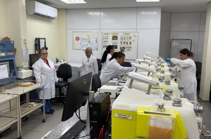 Equipe técnica ao lado de novos freezers e ultrafreezers instalados no Hemosul Coordenador em Campo Grande, durante agenda oficial