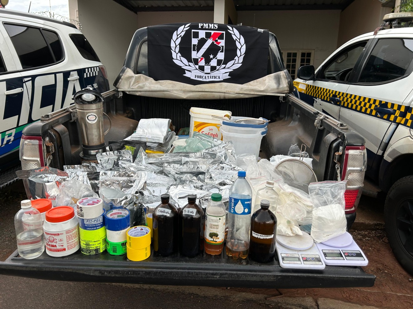 Uma verdadeira refinaria e embaladora de drogas foram encontradas pela Força Tática no local: Alfredo Neto/RCN67 