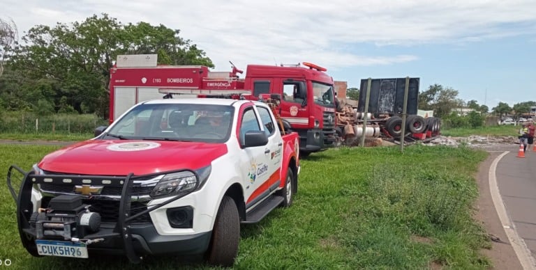 Carreta com carga de mármore tomba em rotário da Marechal Rondon