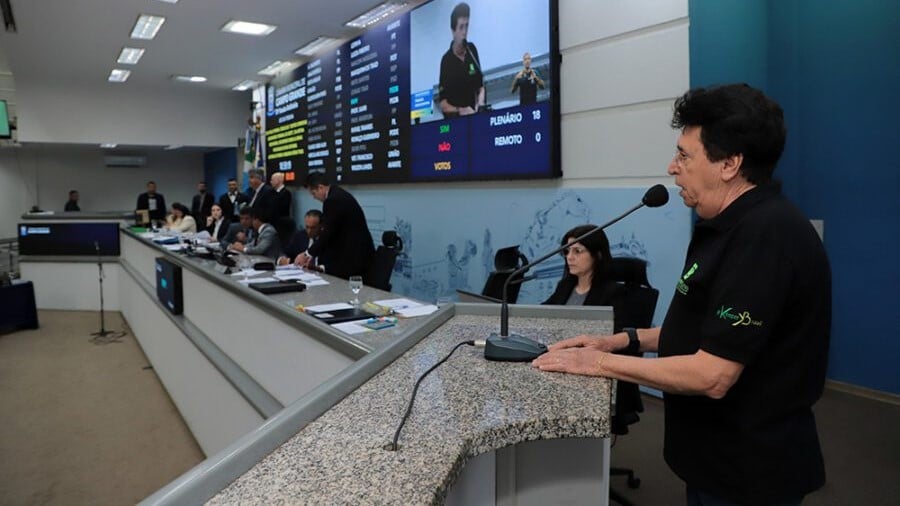 Paulo Pereira na tribuna da Câmara (Foto: Reprodução/ CMCG)