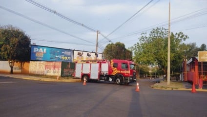 Viatura do Corpo de Bombeiros estacionada à noite em rua urbana, luzes refletindo no asfalto, sem identificação de pessoas
