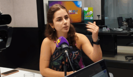 Júlia Melo, no estúdio da rádio Massa Campo Grande (Foto: Ana Lorena Franco/ Massa CG)