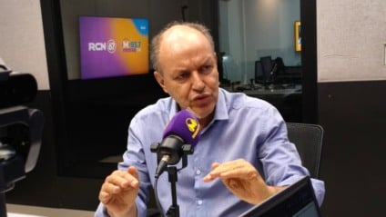 Junior Mochi, no estúdio da rádio Massa Campo Grande (Foto: Ana Lorena Franco/ Massa CG)