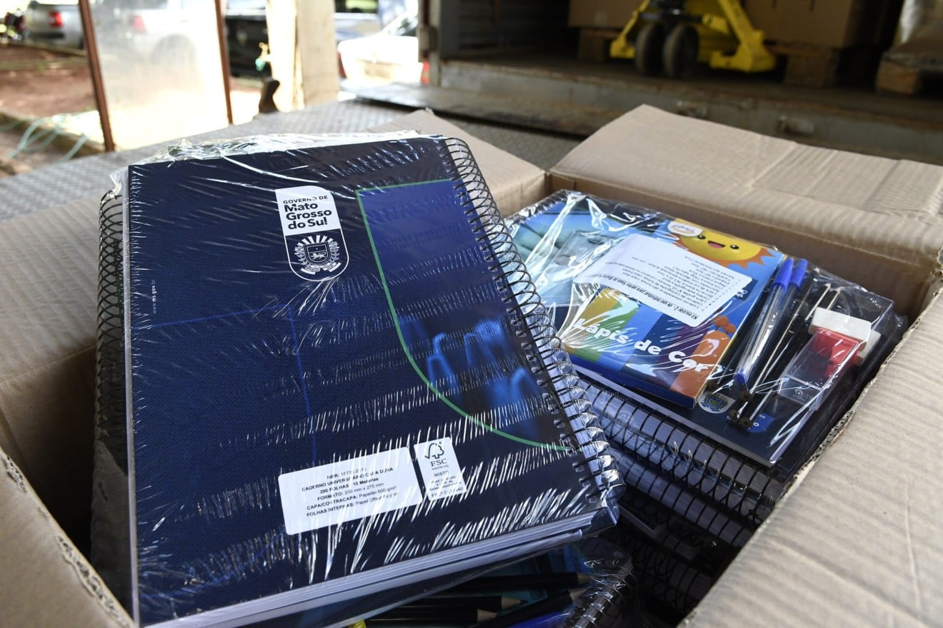 Caixas de kits escolares e materiais didáticos organizados para distribuição em escola pública de MS Caixas de kits escolares e materiais didáticos organizados para distribuição em escola pública de MS